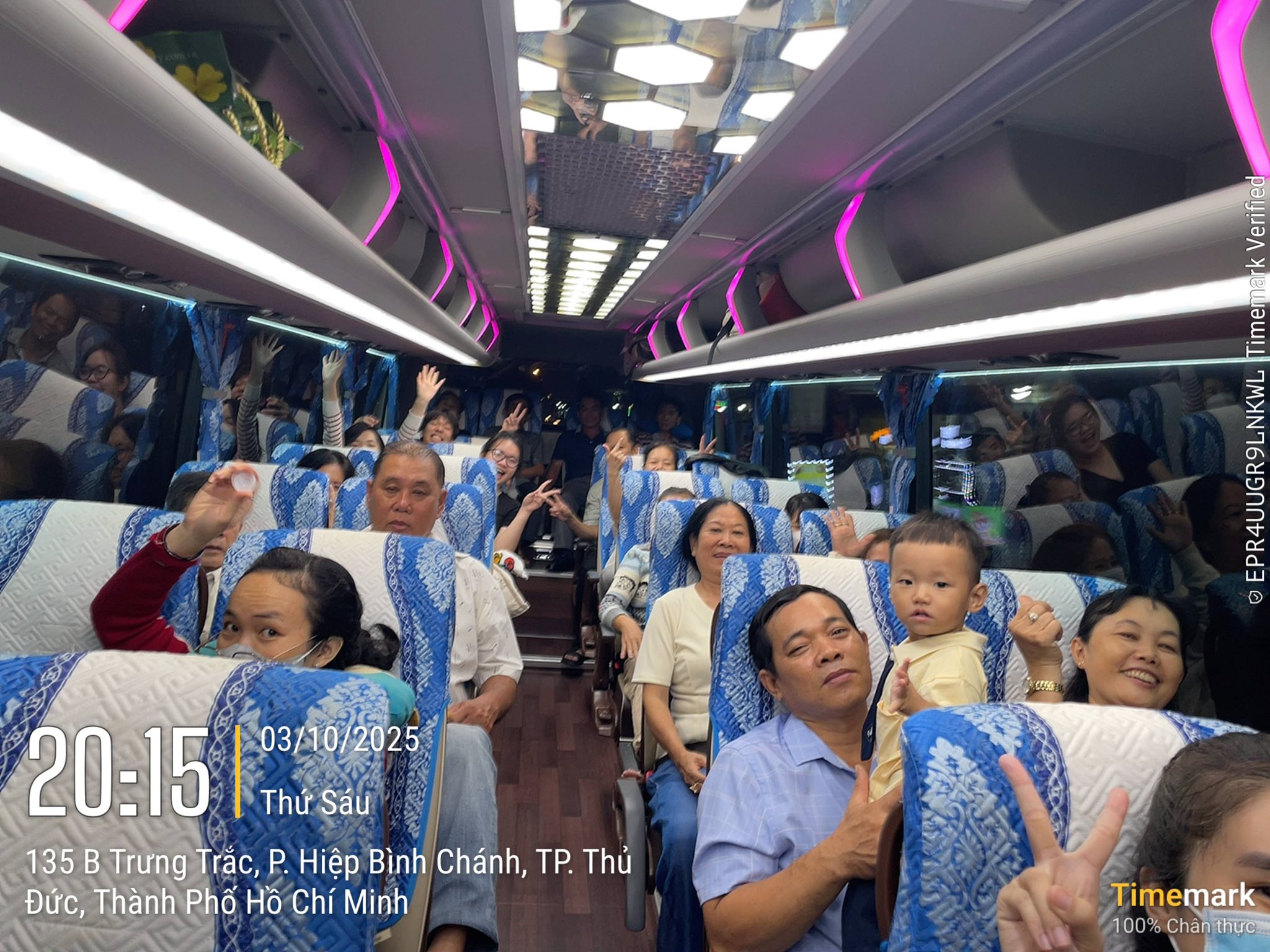 Khách hàng vui vẻ trên xe du lịch